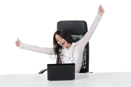 带着笔记本电脑的笑女人在明亮办公室里图片