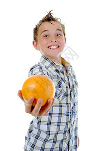 小孩拿着新鲜橙子白的孤立图片