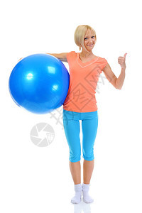 年轻运动女青在体育馆用蓝色球进行体重训练在白种背景上被隔离图片