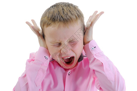 全程尖叫愤怒哭泣的小男孩孤立在白色背景上背景