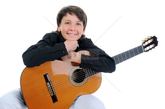 小男孩音乐家玩响吉他孤立在白色背景上图片