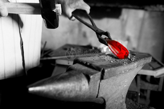 铁匠厂的铁匠制造装饰铁元素图片