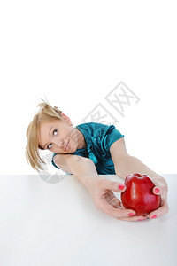 手拿着苹果的年轻女子孤立在白色背景上图片
