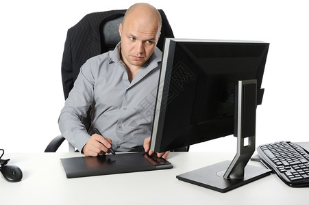 设计师在您的算机上操作您的计算机孤立于白色背景图片