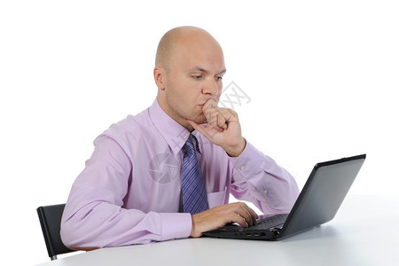在笔记本电脑前被挫败的人孤立于白色背景图片