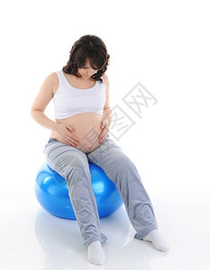 孕妇用健身球做运动图片