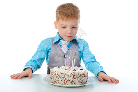 美丽的小男孩庆祝生日孤立的白种背景图片
