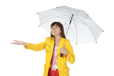 穿着黄色雨衣带伞的美丽笑脸女孩图片