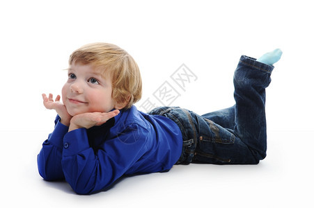 快乐的小男孩肖像孤立在白色背景上图片