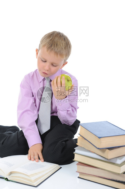 小男孩在看书孤立的白纸图片