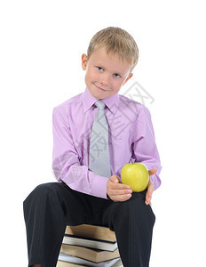 带着苹果的小男孩孤立在白色背景上图片