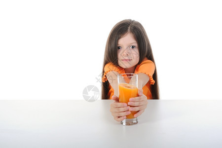 餐桌上有橙汁的女孩孤立于白种背景图片