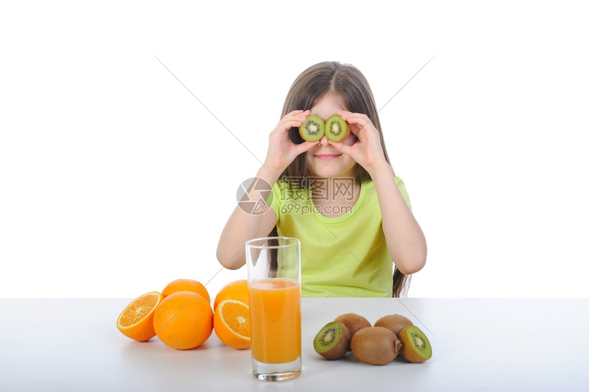 长头发女孩在桌上玩水果白背景孤立无援图片