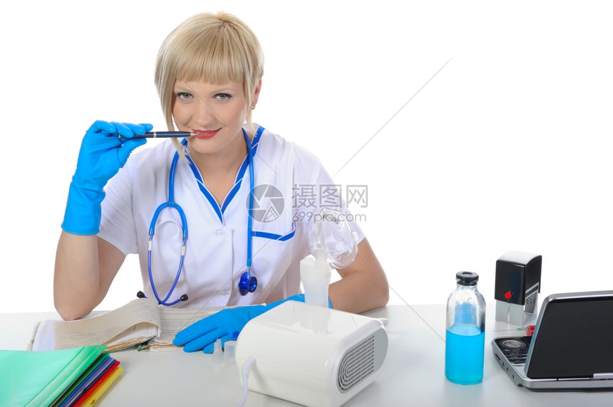 办公室的医生坐在桌子后面白种背景的孤立无援图片
