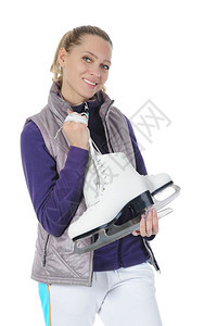 在演播室里带着溜冰鞋的年轻微笑女士图片
