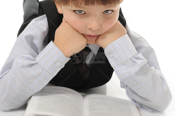 小男孩在看书孤立的白人背景图片