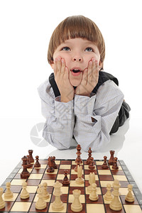 学校男孩在下象棋孤立于白人背景背景图片