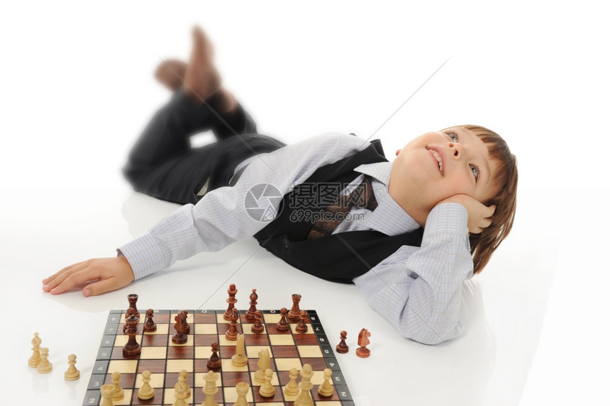 学校男孩在下象棋孤立于白人背景图片
