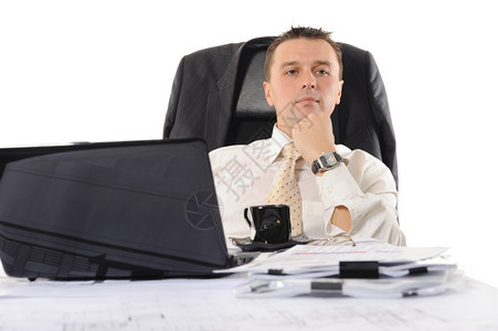 坐在电脑前的商人孤立在白色背景上图片