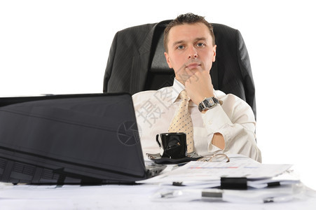 坐在电脑前的商人孤立在白色背景上图片