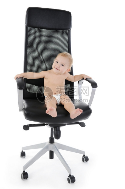 坐在椅子上快乐的蓝眼孩子肖像图片