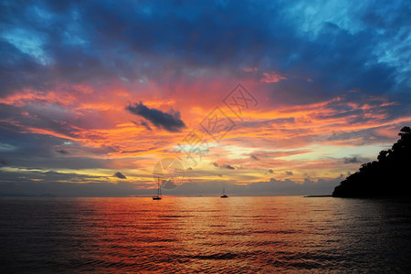 夜晚美丽的彩色日落在海面上图片