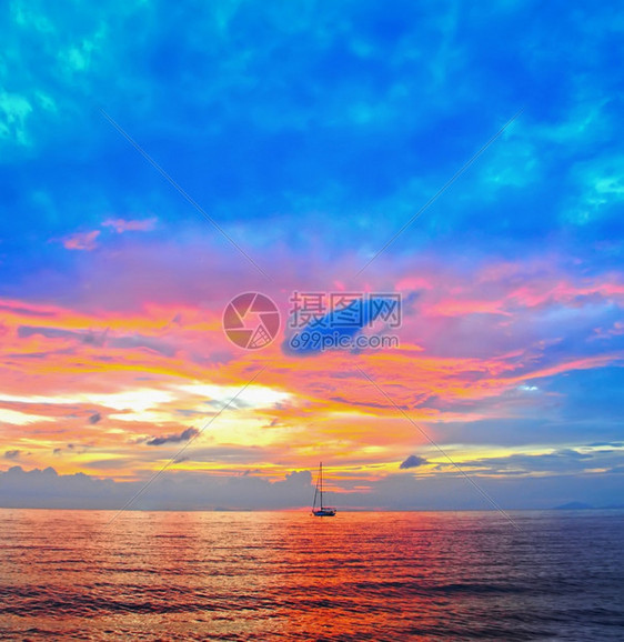 夜晚美丽的彩色日落在海面上图片