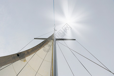 阳光明媚的一天美游艇在公海景象图片
