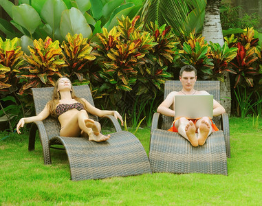 快乐笑的情侣在互联网上冲浪和享受夏天图片