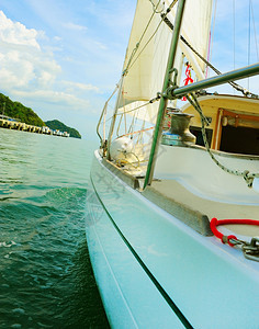 阳光明媚的一天美游艇在公海景象图片