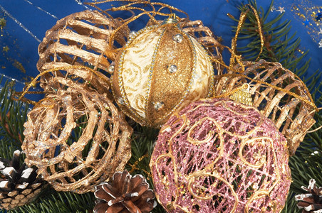圣诞节喜剧树枝各种假日球和其他装饰品图片