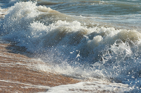 海浪冲岸线断图片
