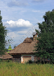 乌克兰古老历史农舍和后面的图片
