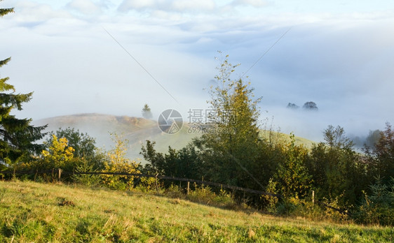 Mistyl秋天上午在喀尔巴阡山村郊区乌克兰附近图片