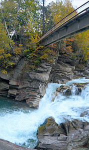 用瀑布和桥梁乌克兰亚雷姆查的秋天山河风景乌克兰亚雷姆查五镜头综合图景图片