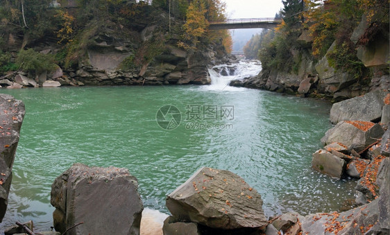 秋山河有瀑布和桥梁四镜头综合图象图片