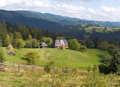 夏季山地绿与小国产斯拉夫克村喀尔巴阡山乌克兰图片