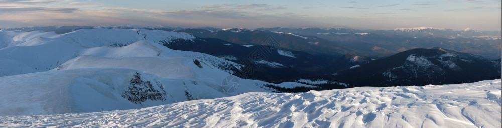 山色闪亮的全景有雪花夜影乌克兰喀尔巴阡山德拉霍布特滑雪胜地七针缝合图像山色闪亮有雪花的夜影乌克兰德拉霍布特滑雪胜地图片