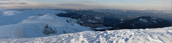 山色闪亮的全景有雪花夜影乌克兰喀尔巴阡山德拉霍布特滑雪胜地七针缝合图像山色闪亮有雪花的夜影乌克兰德拉霍布特滑雪胜地图片