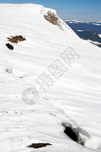 春季山边乌克兰喀尔巴阡山斯维多茨脉布莱兹尼察山的未来危险雪崩标志图片