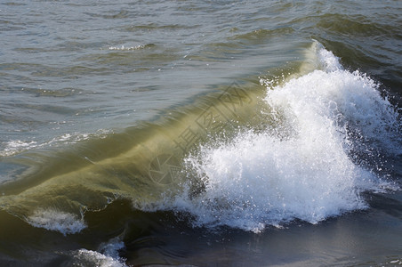 海浪冲岸线断图片