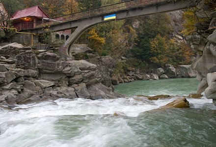 秋山河有瀑布和桥梁图片