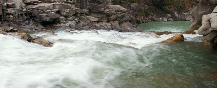 秋季山河与瀑布相望图片