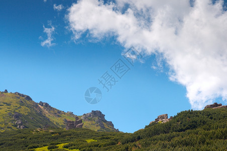 山脊上带群石的夏季山景图片