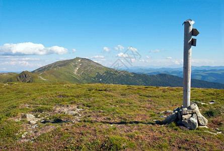 夏季山地景观有方向标志图片