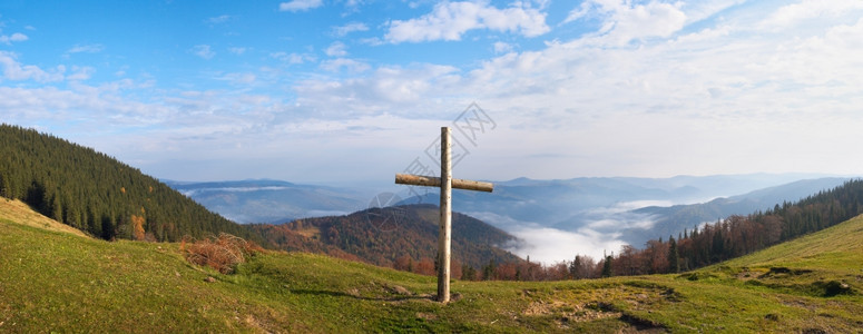 秋山高原上的木四张合成照片乌克兰伊凡诺弗兰基夫斯克地区贾伦切镇郊区图片