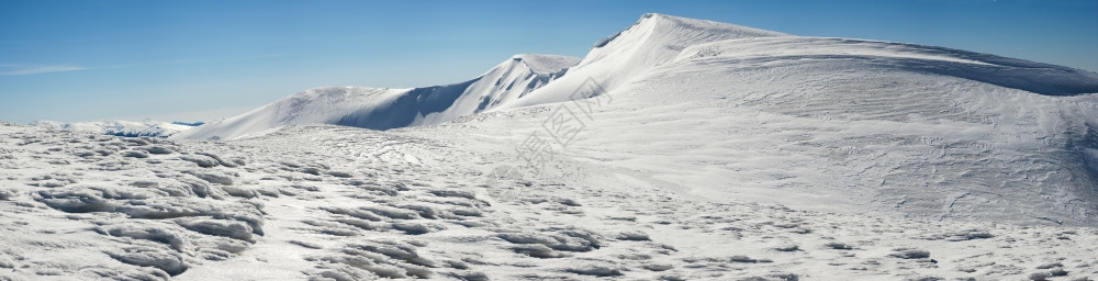 冬季山脉脊上面盖着雪帽乌克兰喀尔巴阡山斯维多茨脉布莱兹尼察山德拉霍布特滑雪胜地缝了20针图片