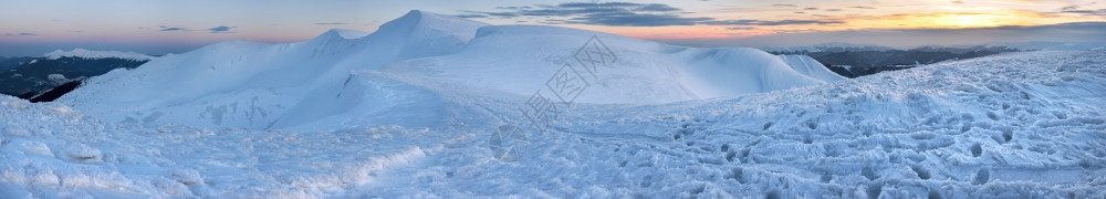 山脊日出全景乌克兰喀尔巴阡山德拉霍布特滑雪胜地12针缝合图像图片