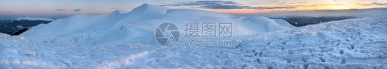 山脊日出全景乌克兰喀尔巴阡山德拉霍布特滑雪胜地12针缝合图像图片