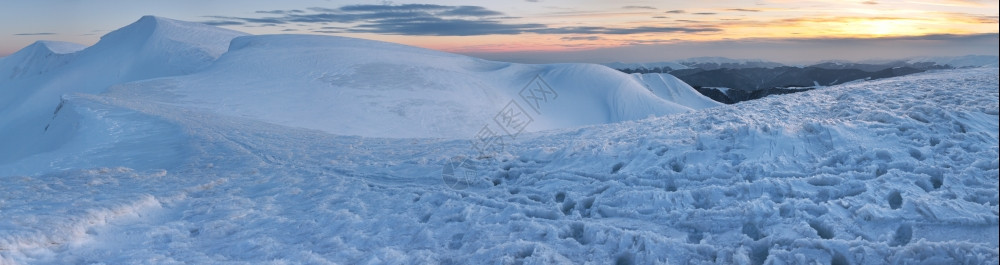 山脊日出全景乌克兰喀尔巴阡山德拉霍布特滑雪胜地六针缝合图像图片